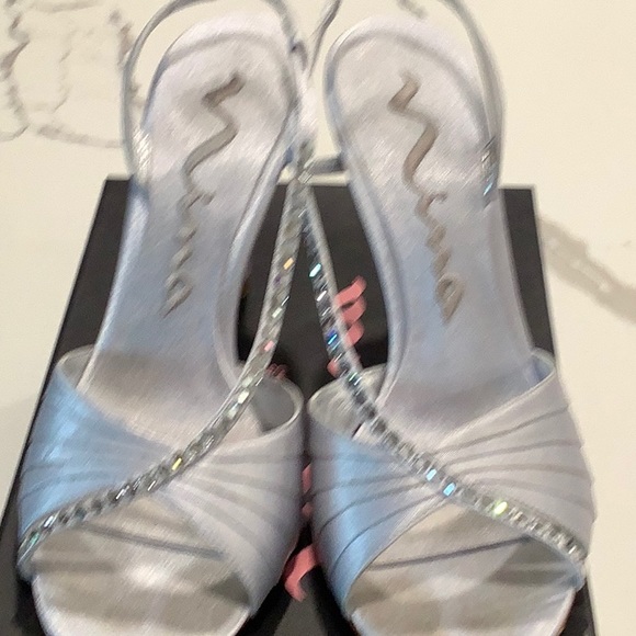 NINA SILVER FABRIC HEELS SIZE 7.5 - Picture 7 of 8